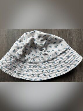 H&M White Bucket Hat with Blue Floral Print Size XS